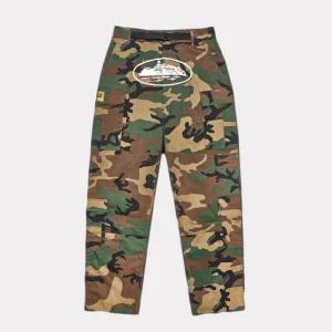 Corteiz Alcatraz Cargos Woodland Camo, perfect blend of utility and style for an outdoor adventure.